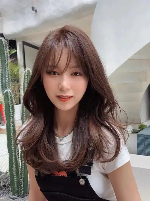 想要颜色百搭又显白,首选巧克力色.