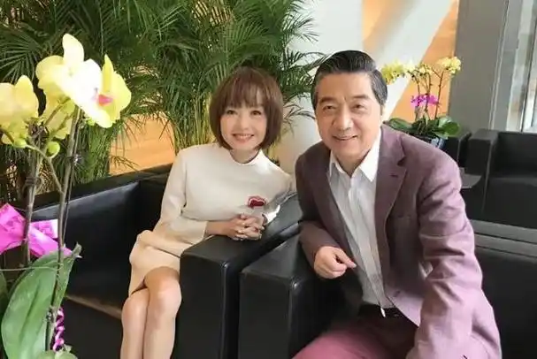 其实从外貌来看,朱雷跟鲁豫确实不搭,但是他的穿搭却是无数男孩子的穿