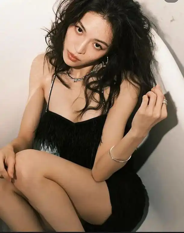 钟楚曦时装周自己化妆,依旧艳压群芳,红裙礼服成标配