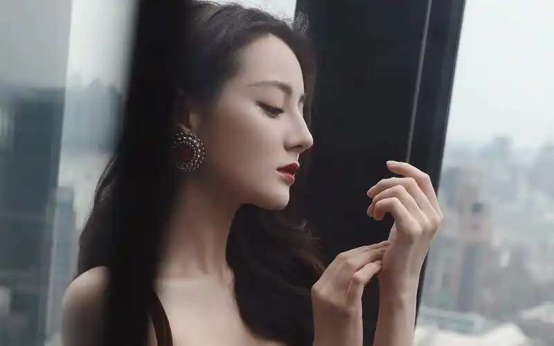 迪丽热巴修身红裙性感高清桌面壁纸