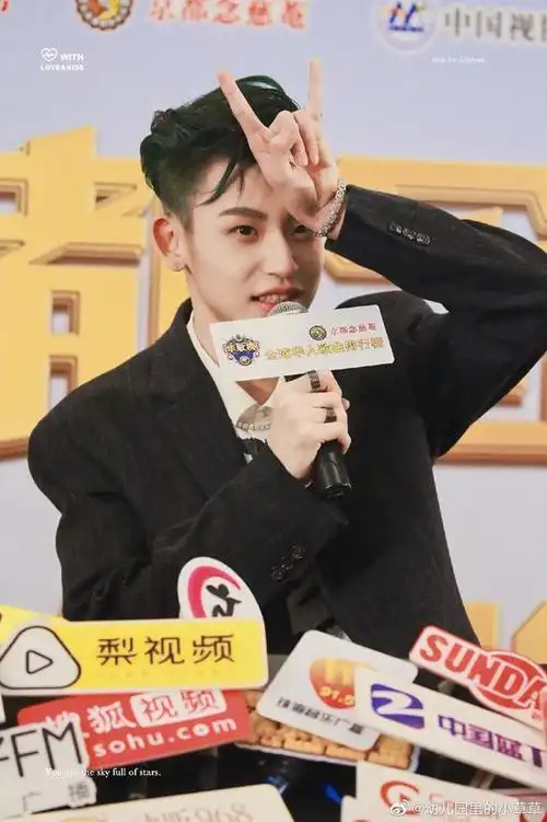 小鬼老师直播科普金属礼 是充满仪式感的热爱摇滚的男孩