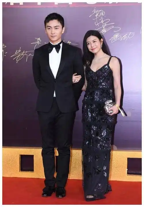 陈妍希与老公罕见同框穿着吊带裙气质女王小4岁的他宠溺呵护