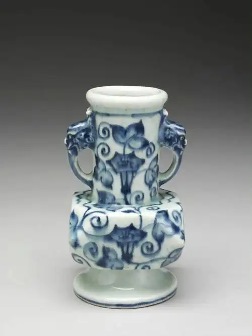 明宣德.青花牵牛花纹折方瓶,国立故宫博物院藏#瓷器  #收藏