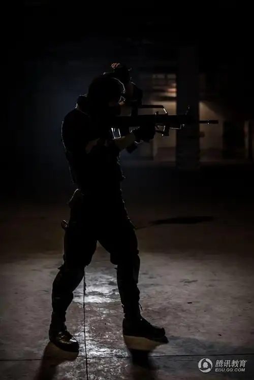 即使浑身都被黑色的战衣包裹,依旧能传递出一个战士热血情怀.