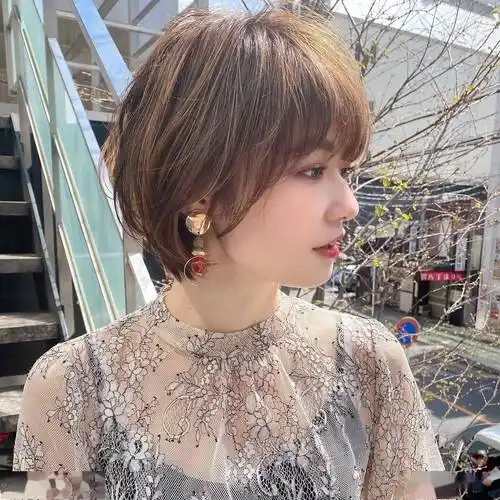 今年流行"四好"层次短发,立体蓬松很精致,适合大多数女性