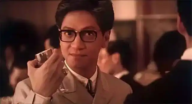 1990年,自导自演电影《无敌幸运星》,与周星驰搭档.