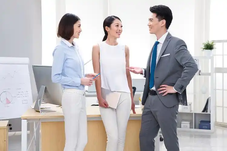 年轻的商务人士在办公室快乐工作图片id:vcg21acedc3fed