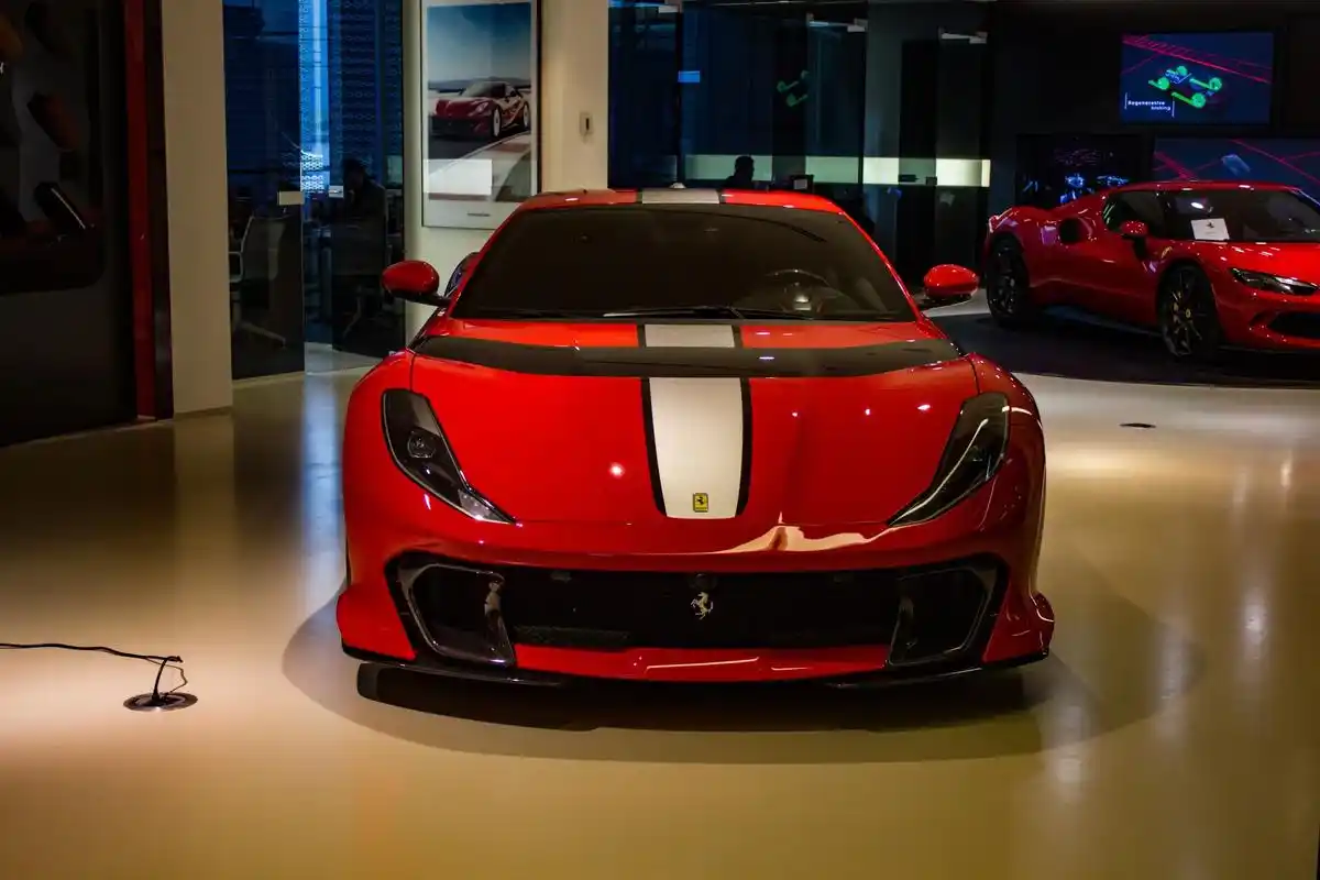 终于拍到了这台全球限量999台的法拉利812