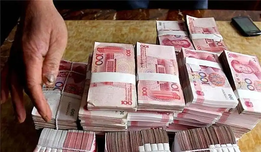 实拍:老奶奶拿80万现金发压岁钱 有人得一捆 网友:缺孙子吗?