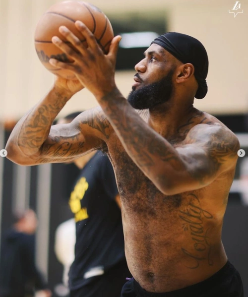 北京时间2月16日,湖人官方发布全队训练的画面,詹姆斯赤膊训练秀身材