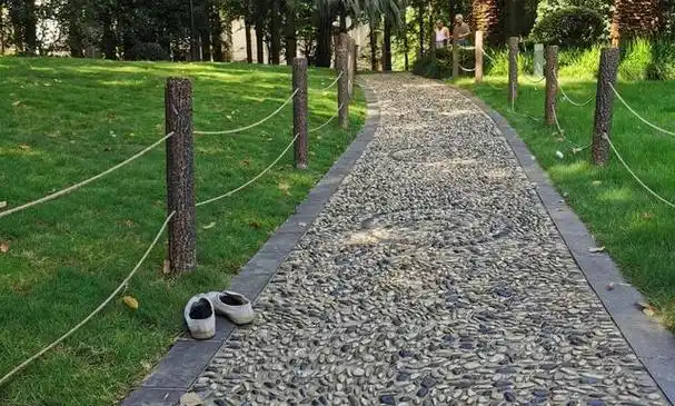 利用不同颜色鹅卵石,还可以设计出各种艺术造型路面,具有精致的小资