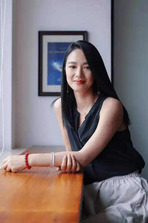 周韵外出直接素颜还不打扮,就这清纯气质把姜文迷倒,让人舒服!