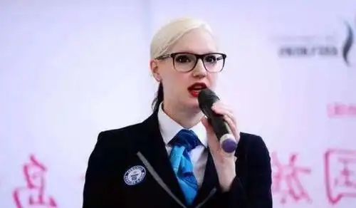 撒贝宁得龙凤胎外籍老婆李白晒宝宝小手照