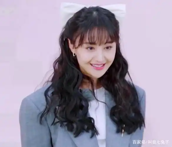 郑爽最新造型来了!卷发配蝴蝶结,甜美女神范