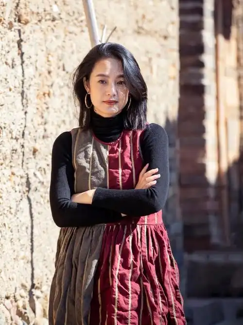 45岁周韵靠一条"睡裙"美上热搜?网友:她这张脸穿啥都好看…_腾讯新闻