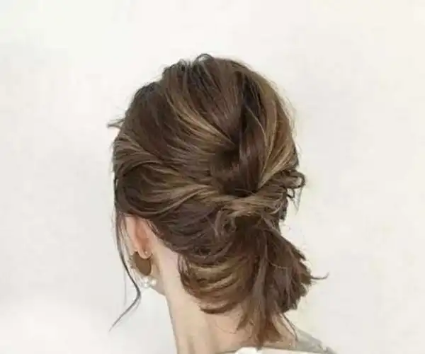齐肩发也可以扎出优雅洋气款式的造型,时尚感十足
