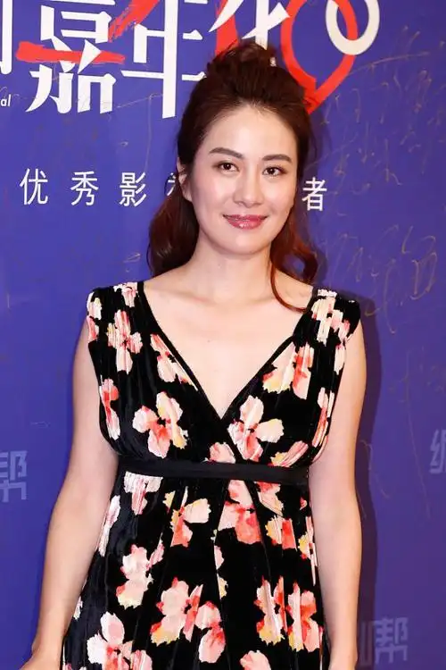 叶璇是得罪造型师了吗穿无肩裙梳哪吒头肉感身材无遮拦