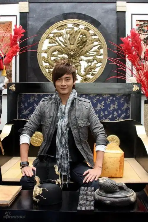 特意为远道而来的郑元畅在汝矣岛公园的露天舞台举行个人影迷见面会