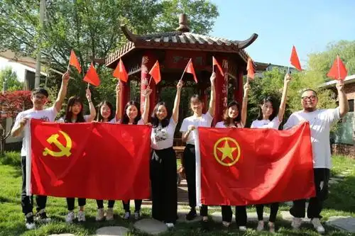 七一献礼我与党旗团旗合张影