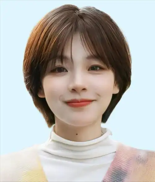 棕黑色/黑茶色/冷棕色适合脸型:鹅蛋脸/方脸/瓜子脸/圆脸这款发型的