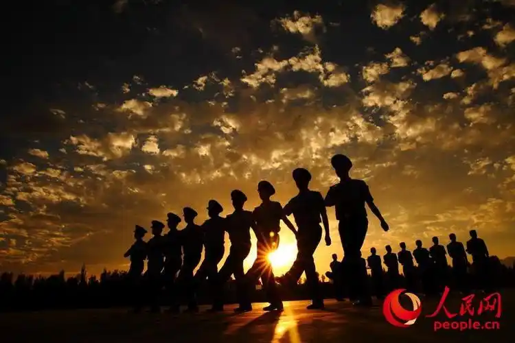 实拍空军某试验训练基地:战机进行超低空突防