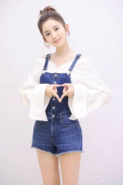 古力娜扎穿牛仔背带短裤天生丽质犹如清纯学妹让人着迷