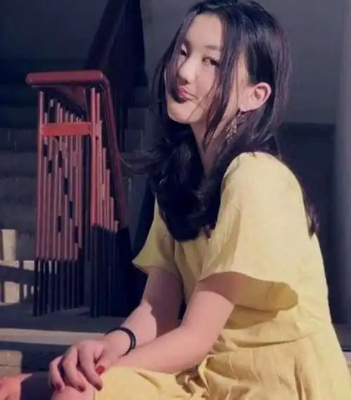 王菲女儿李嫣"兔唇痕迹"已无?近照笑容自信大方,气质超像妈妈