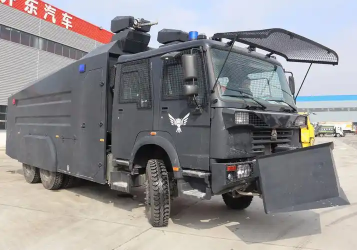 重汽水炮防暴车