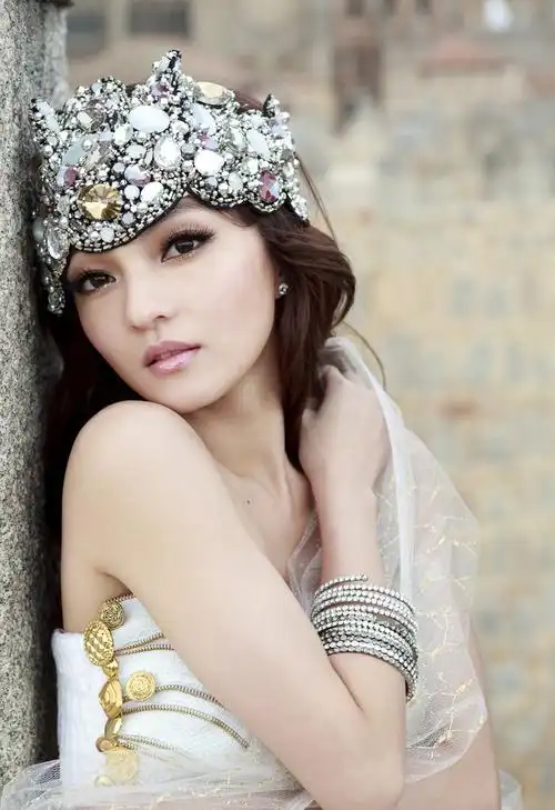 张韶涵曝唯美古堡婚纱照 白色蕾丝礼服纯真动人