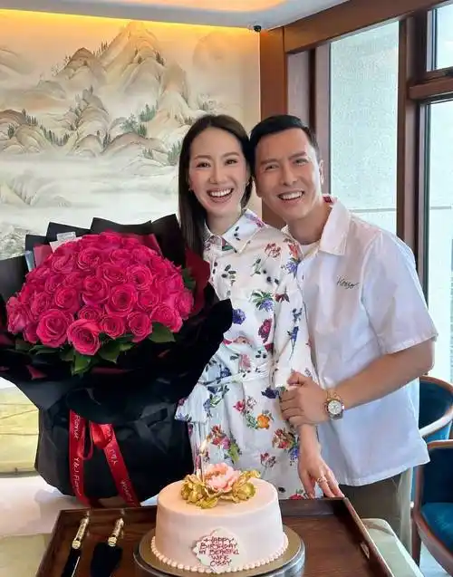 甄子丹晒照为老婆庆生汪诗诗手捧玫瑰笑容灿烂