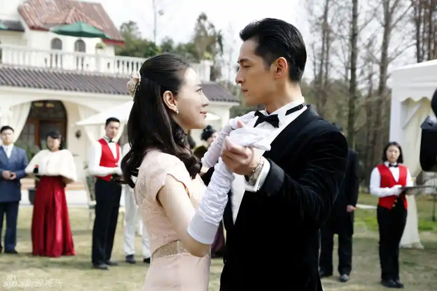 新浪娱乐讯 《伪装者》王乐君,胡歌剧中"情侣大片"曝光,两人眉宇间无