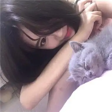 抱着猫咪的女生头像可爱清新
