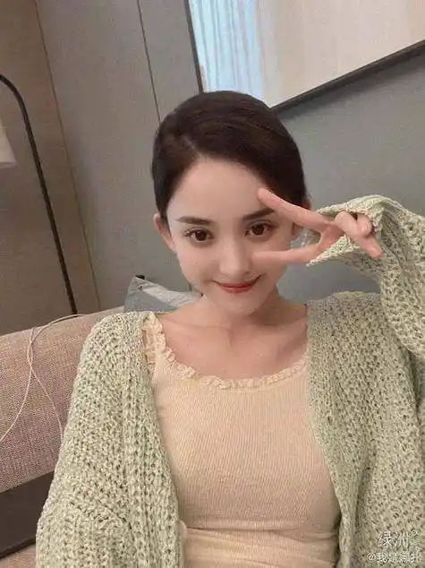 近日,古力娜扎在个人社交平台分享了自己大雨天宅家的照片.