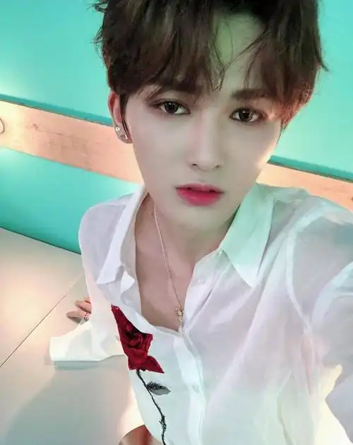 全身涂白瘦到病态这样的病态审美都该改一改了