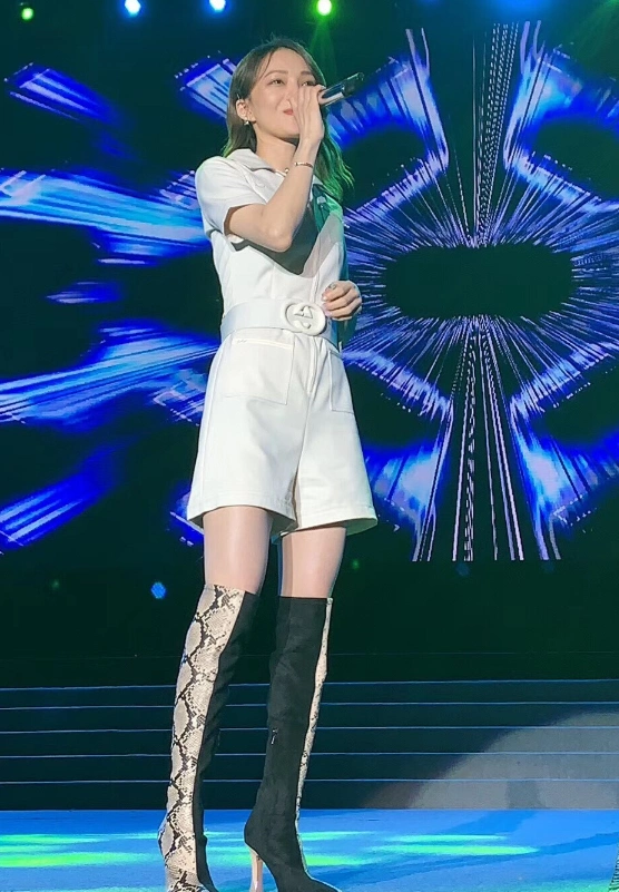 老天放弃了张韶涵的腿却给了她好品味!当她穿起过膝靴,美翻了