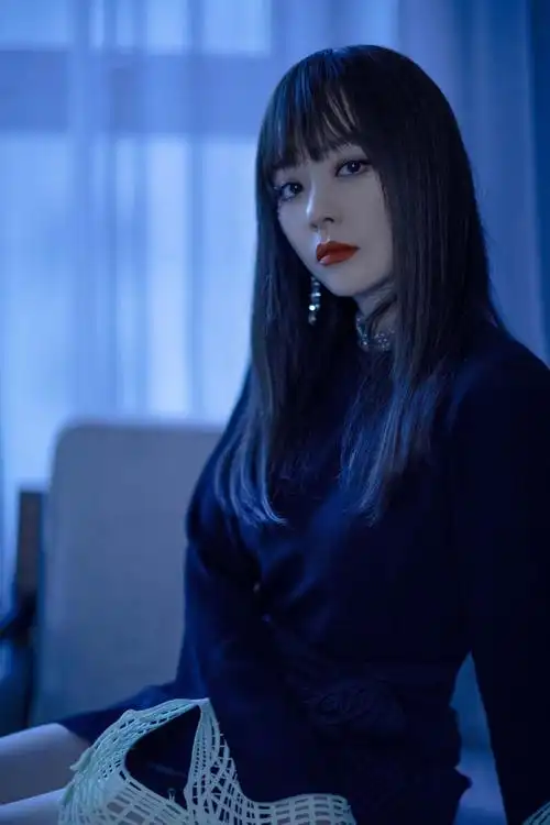 > 张靓颖齐刘海长发魅力时尚写真(5/14)