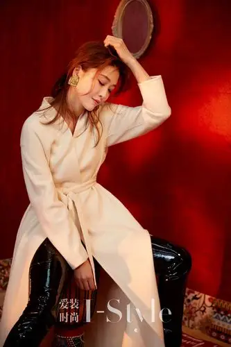 影视歌三栖艺人周丽淇为你展现大女人的冷艳