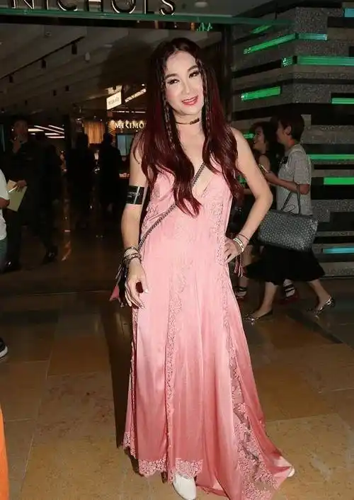 在颜色的驾驭上都会比较受到年龄的限制,但是温碧霞却不一样,即便已经