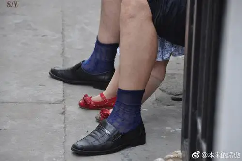 喜欢这种大叔,真想告诉他袜子穿-少爷