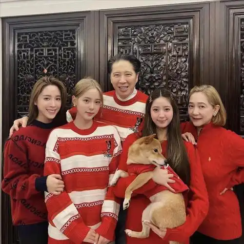 欧阳娜娜晒一家五口过年新衣三姐妹衣服区别大爸爸被指偏心