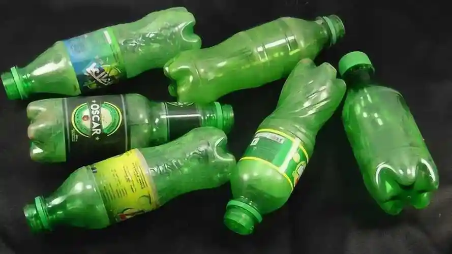 diy:把喝完汽水的塑料瓶收集在一起,能制作出漂亮的手工品