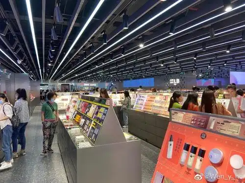 去了国货彩妆集合店(30多个牌子),感觉就是以前.