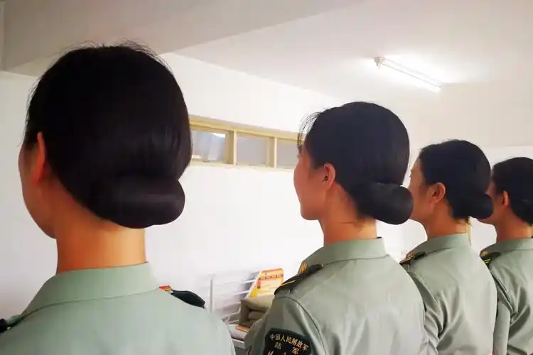 流下一吨汗水练就中国最美女兵天团