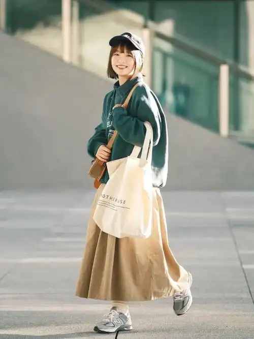 卫衣裙子才是早春顶流