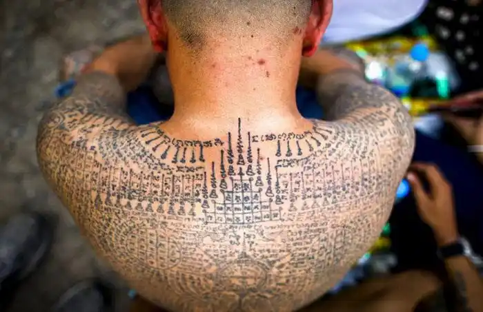 这些复杂的纹身有宗教意义,被认为可向纹身者提供力量.(网页截图)
