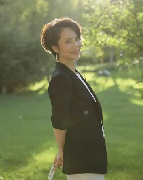 前央视主持人徐俐近照曝光,剪超短发气质大变,眼窝深陷皱纹明显