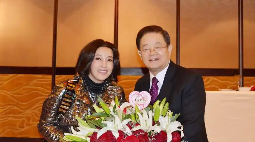 刘晓庆与老公同框!