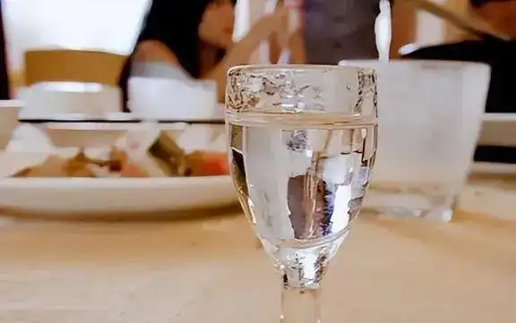 喝白酒时,别人手边总放一杯白开水,以前不懂,现在才明白