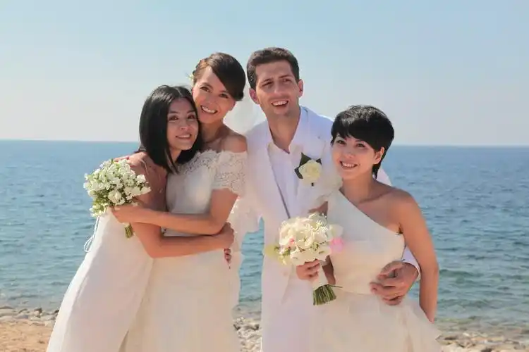 梁咏琪小岛婚礼情定西班牙郎 盼爱情事业两得意