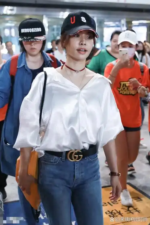 蔡依林才是逆生长典范,穿衬衫牛仔裤走机场,43岁看状态像19岁!
